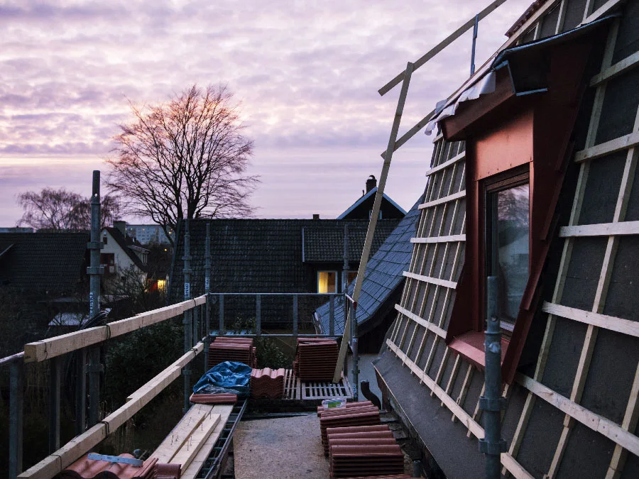 photo d'une maison avec une toiture moderne