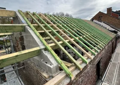 Pose des chevrons de toiture pour permettre la pose de la sous-toiture