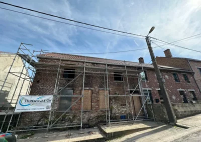 Rénovation de la toiture avec nouvelle charpente et isolation par l'intérieur pour une maison à Roux