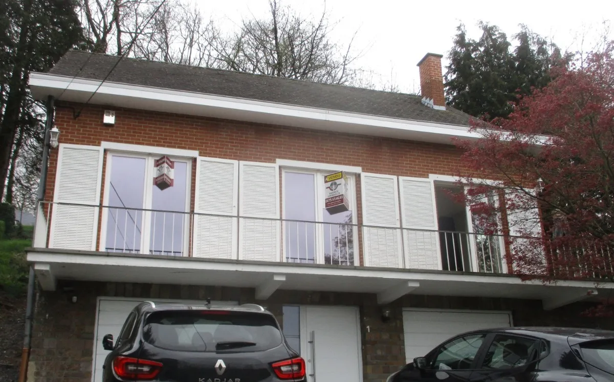 Maison située à Mons avant la rénovation de la toiture et l'installation de panneaux solaires par TS Rénovation. Le toit est usé, Nous allons le remplacer dans le cadre du projet de rénovation avec une isolation sarking et des panneaux photovoltaïques.