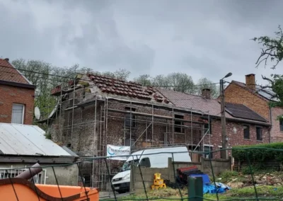 Rénovation de toiture, installation de tuiles Koramic sur une charpente préparée.