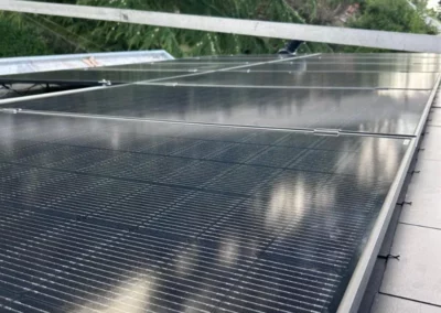 Installation des panneaux solaires sur la toiture en ardoise, maximisant l'efficacité énergétique tout en respectant l'esthétique de la maison.