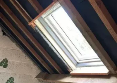 Intérieur du grenier avec la fenêtre de toit Velux. La fenêtre apporte de la lumière naturelle dans l'espace sous toiture, tout en assurant une isolation thermique et une étanchéité optimales grâce au pare-vapeur et à la sous-toiture.