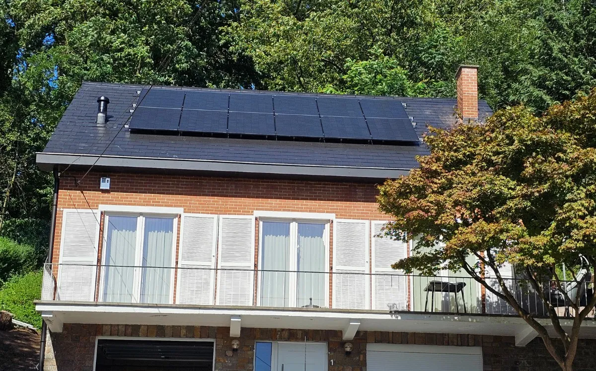 Maison située à Mons avec une toiture rénovée et isolée, sur laquelle TS Rénovation a installé des panneaux solaires pour optimiser l'efficacité énergétique. L'installation des panneaux sur des supports permet une meilleure ventilation et un rendement supérieur.