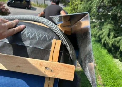 Passage des câbles des panneaux solaires dans les caches de toiture pour les rendre invisibles, assurant une installation propre et sécurisée.