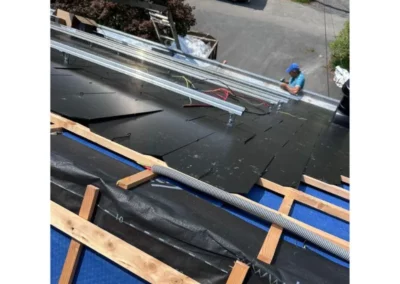 Technique de passage des câbles pour les rendre invisibles lors de l'installation des panneaux solaires sur la toiture à Mons par TS Rénovation, garantissant une esthétique propre et sans désordre.