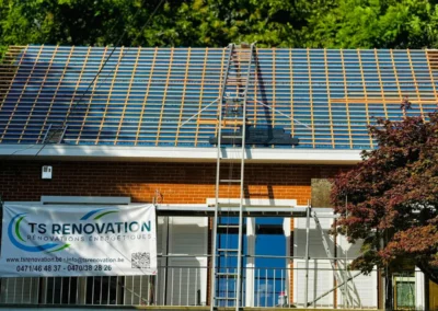 Pose du lattage et contre-lattage sur la toiture. Cette étape permet de préparer la structure du toit pour la nouvelle couverture en ardoise et l'installation de panneaux solaires, tout en assurant une ventilation optimale.