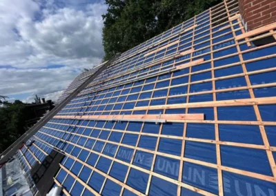 Pose d'une volige pour chaque support de panneaux solaires sur la toiture, renforçant la stabilité et la durabilité de l'installation.