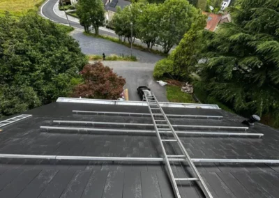 Rail de support pour panneaux solaires fixé solidement sur une toiture en ardoise à Mons, prêt pour l'installation des panneaux.