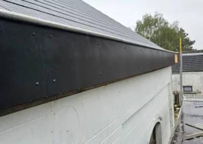 Habillage externe du chéneau sur la toiture avec une finition soignée et étanche.