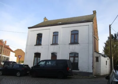 Toiture en ardoise à rénover. Le bâtiment a une structure solide, et la rénovation de la couverture permettra d’améliorer l’étanchéité et d’envisager l’installation de panneaux solaires.