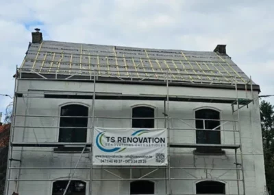 Vue d’ensemble de la maison avec la sous-toiture posée, le lattage et contre-lattage installés, préparant la structure pour la future couverture de toiture.