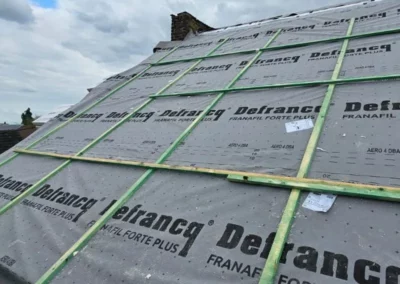 La sous-toiture posée le lattage soigneusement installé, prêt pour la couverture finale de toiture.