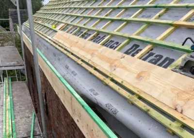 Structure en bois du bas du chéneau servant de support avant l’installation du revêtement en zinc pour une étanchéité parfaite.