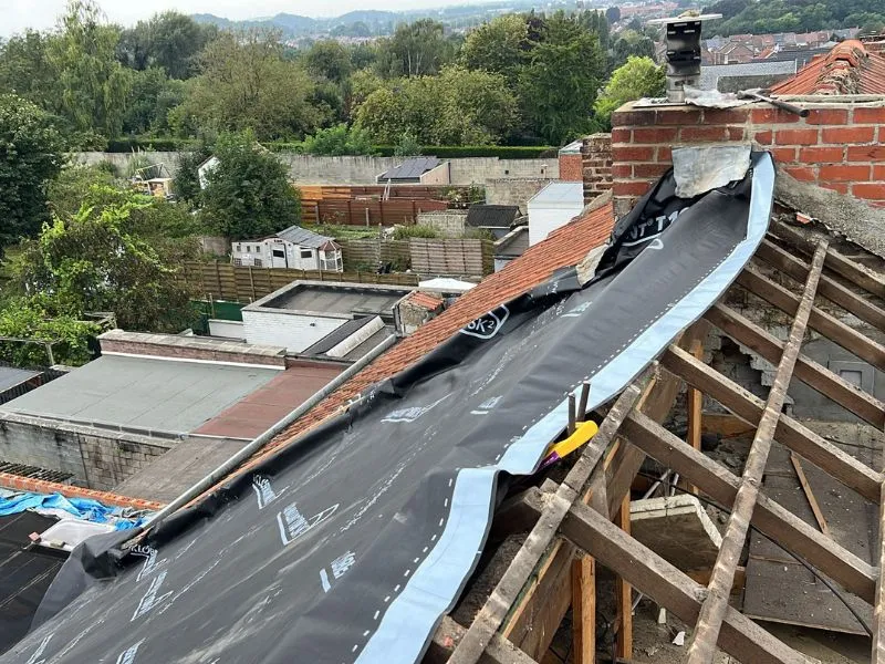 La pose d'une sous-toiture est crucial pour une toiture en pente. Chantier réalisé dans la région de Charleroi.