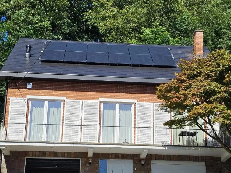 Rénovation d'une toiture en pente avec pose de panneaux solaires