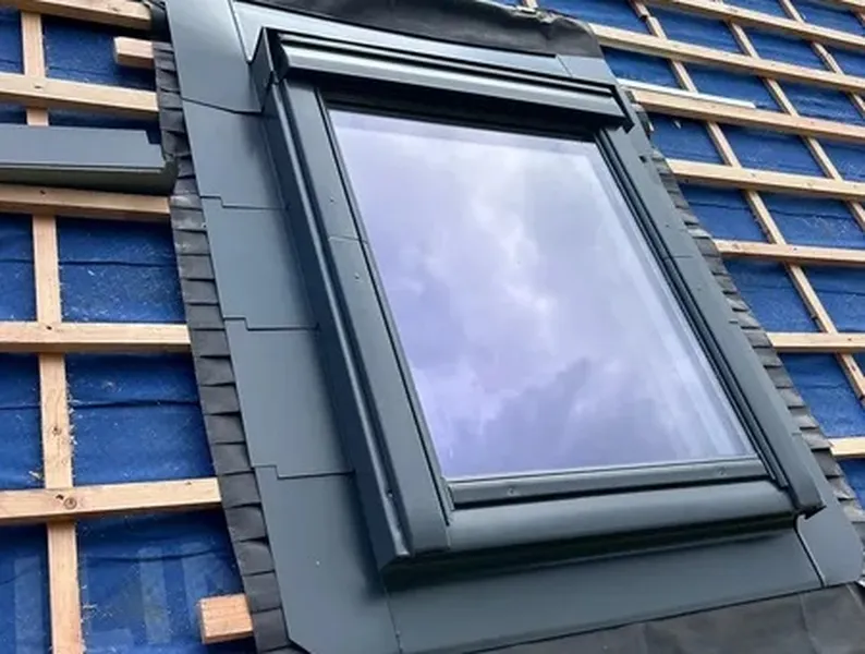 Installation d'une fenêtre de toit Vélux dans le Brabant wallon pour donner de la luminosité dans la chambre