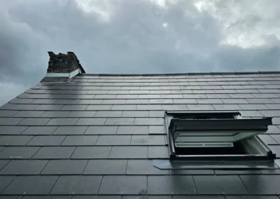 Fenêtre de toit (type Velux) installée sur une toiture en ardoise venant d'être terminée dans la province du Brabant wallon.